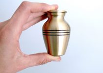 40 Beautiful & Unique Keepsake Urns
